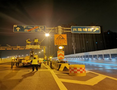 阿拉尔郑州市北三环彩虹桥交通标志牌安装现场